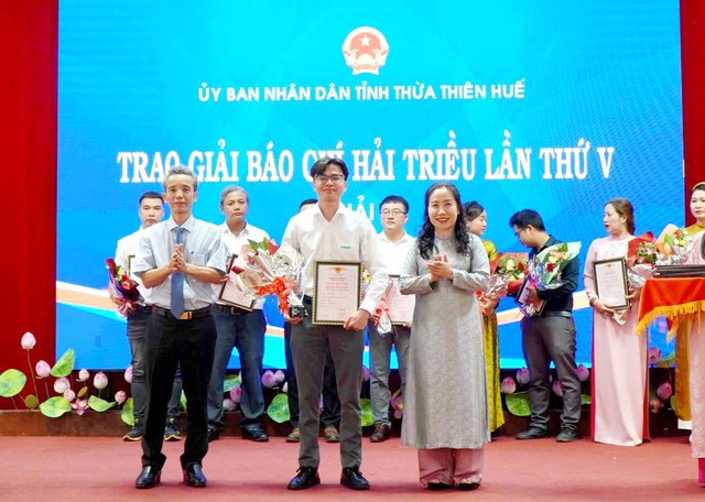 Hai nhà báo của Báo Thanh Niên nhận Giải báo chí Hải Triều lần thứ 5- Ảnh 2.