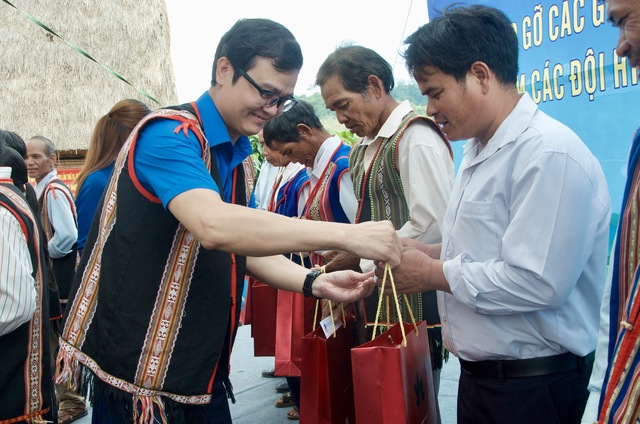 Anh Bùi Quang Huy thăm các già làng, trưởng bản tại Kon Tum- Ảnh 1.