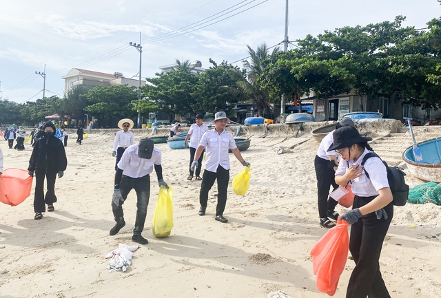 Hội Sinh viên 2 tỉnh Bình Định và Đồng Nai hỗ trợ người dân đảo Nhơn Châu- Ảnh 4.