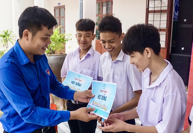 Hội Sinh viên 2 tỉnh Bình Định và Đồng Nai hỗ trợ người dân đảo Nhơn Châu- Ảnh 1.