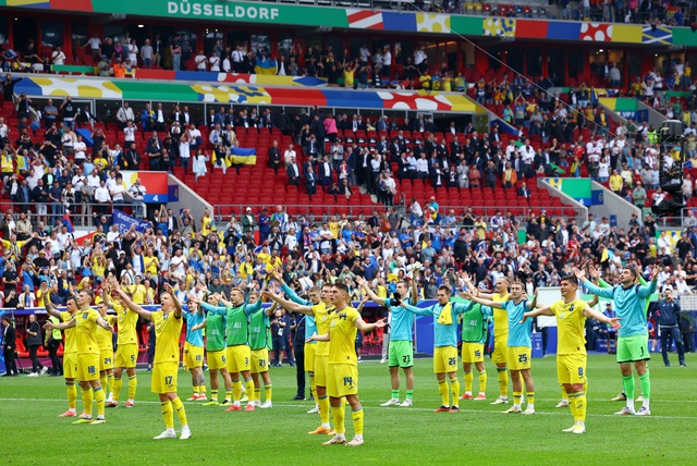 Thắng đội Slovakia, cầu thủ Ukraine khóc nức nở, không còn ‘mời’ HLV ra ngoài để họp riêng- Ảnh 9.