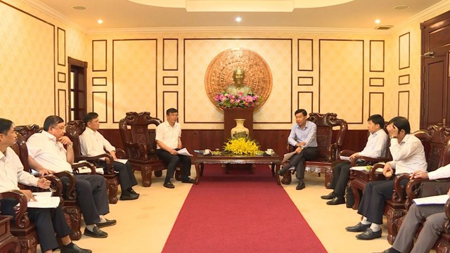 Lãnh đạo EVNSPC báo cáo tình hình khó khăn trong công tác đầu tư phát triển lưới điện tại tỉnh Bình Phước. ẢNH: THANH HUYỀN