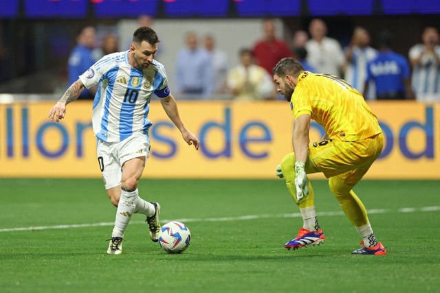 Constantly being knocked down painfully makes Argentinian fans hold their breath, what does Messi say? - Photo 3.