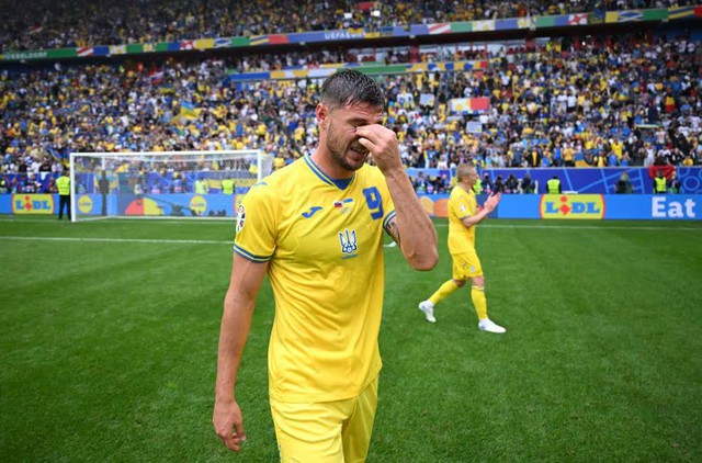 Thắng đội Slovakia, cầu thủ Ukraine khóc nức nở, không còn ‘mời’ HLV ra ngoài để họp riêng- Ảnh 5.