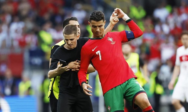 CĐV nhí 'vượt rào' chạy vào sân, có ngay ảnh để đời với Ronaldo- Ảnh 8.