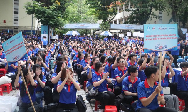 Hàng ngàn sinh viên tình nguyện gửi lời chúc đến thí sinh- Ảnh 3.