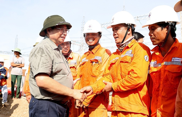 Thủ tướng thăm, tặng quà công nhân và thanh niên tham gia xây dựng đường dây 500 kV- Ảnh 1.
