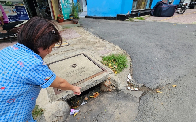 Hiểm họa hố ga không lưới chắn rác ở TP.HCM: Lọt xuống là hết cứu- Ảnh 3.