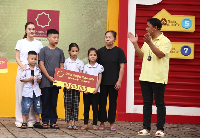 Quyền Linh xúc động khi Phạm Quỳnh Anh bỏ tiền túi hỗ trợ trẻ mồ côi- Ảnh 3.