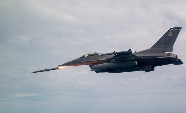 Tiêm kích F-16 buộc phải bay thấp nếu triển khai trên đất Ukraine?- Ảnh 1.