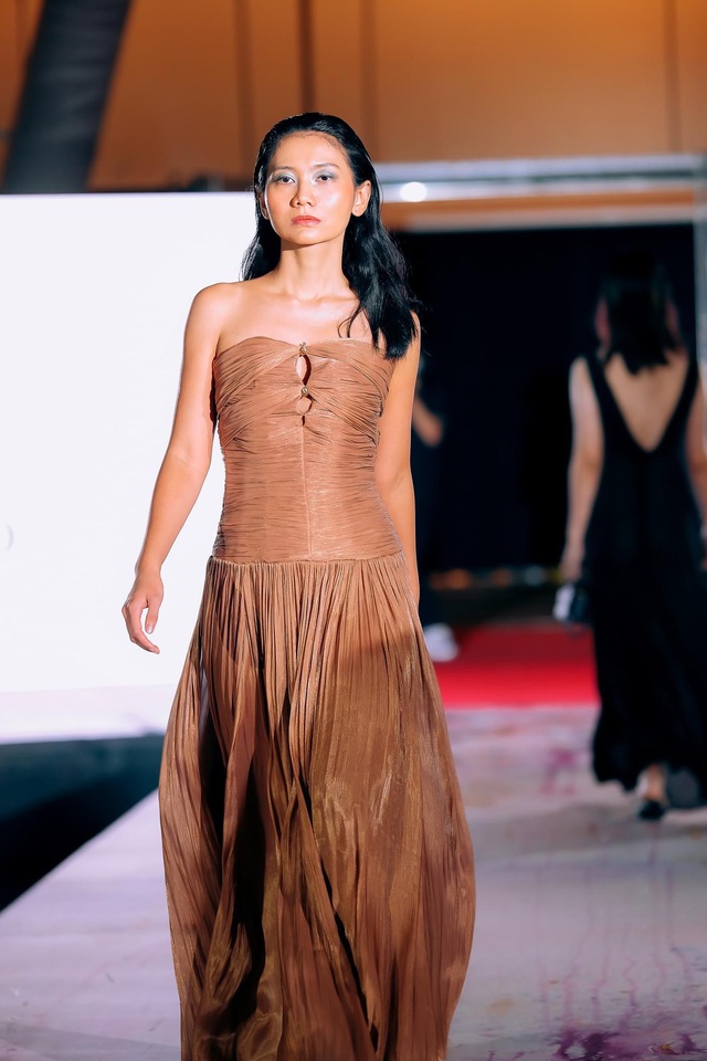 Vedette trong show diễn NTK Việt tại Asean International Fashion Week 2024 là Hoa hậu Hoàn vũ Lào- Ảnh 5.