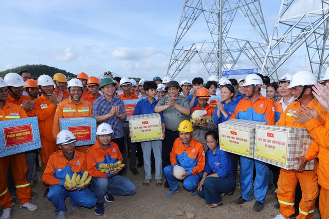 Thủ tướng thăm, tặng quà công nhân và thanh niên tham gia xây dựng đường dây 500 kV- Ảnh 2.