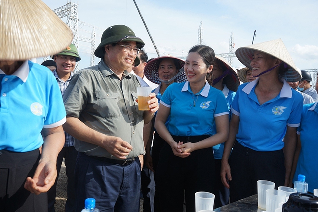 Thủ tướng thăm, tặng quà công nhân và thanh niên tham gia xây dựng đường dây 500 kV- Ảnh 3.