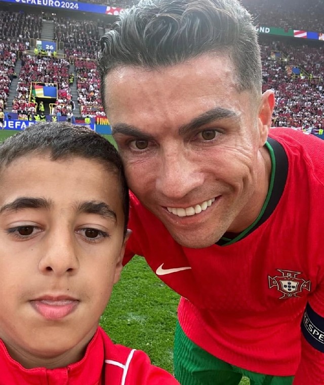 Bất ngờ với danh tính của cậu bé lao vào sân để chụp ảnh cùng Ronaldo- Ảnh 1.