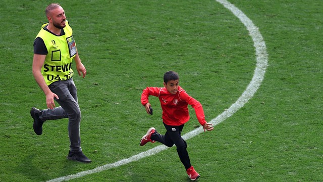 Bất ngờ với danh tính của cậu bé lao vào sân để chụp ảnh cùng Ronaldo- Ảnh 4.