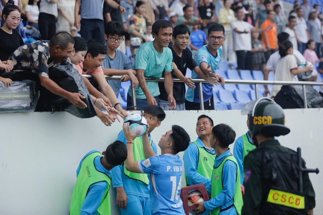 Đà Nẵng nâng cúp vô địch được thiết kế đặc biệt, Bình Phước có thể mất suất play-off- Ảnh 7.