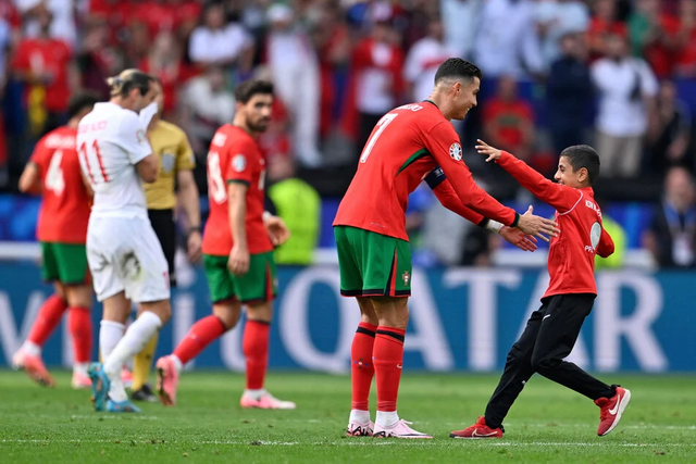 Bất ngờ với danh tính của cậu bé lao vào sân để chụp ảnh cùng Ronaldo- Ảnh 3.
