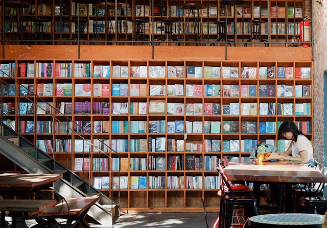 Điểm danh những quán cà phê sách lý tưởng không thể bỏ lỡ ở TP.HCM- Ảnh 4.