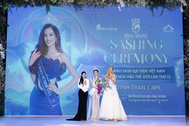Hoa hậu Ý Nhi nhận sash từ Hoa hậu Thế giới để dự thi Miss World 2024- Ảnh 1.
