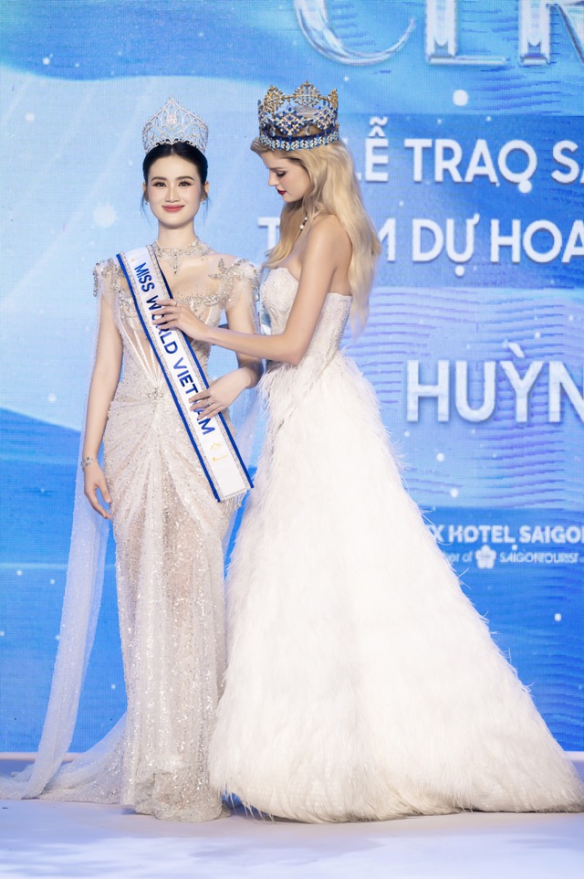 Hoa hậu Ý Nhi nhận sash từ Hoa hậu Thế giới để dự thi Miss World 2024- Ảnh 3.