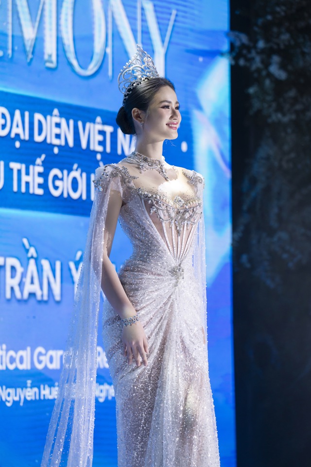 Hoa hậu Ý Nhi nhận sash từ Hoa hậu Thế giới để dự thi Miss World 2024- Ảnh 4.