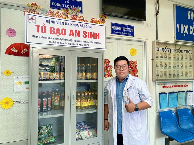 Tủ gạo an sinh của các bác sĩ trẻ giúp người nghèo no bụng ở TP.HCM- Ảnh 1.