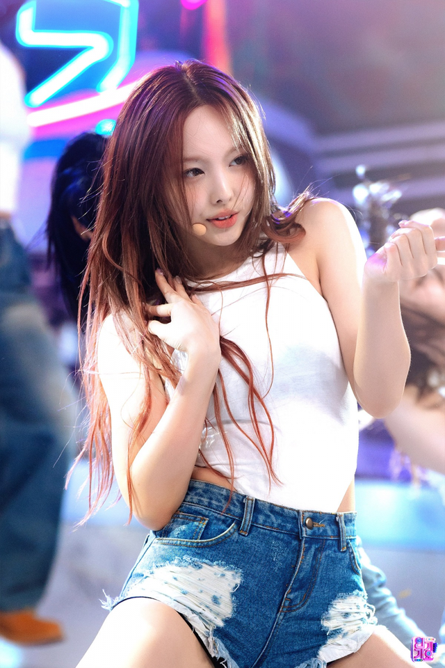 Nayeon (TWICE) bị người hâm mộ 'la ó' vì ngày càng mặc hở- Ảnh 1.