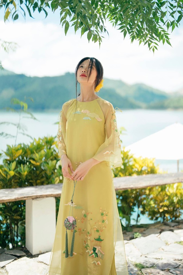 The modern ao dai is both noble and modern and doesn't have to worry about the hot summer sun - Photo 8.