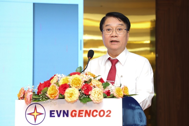 Phó tổng giám đốc Trần Văn Dư thay mặt Ban điều hành báo cáo về tình hình sản xuất kinh doanh, đầu tư xây dựng của Tổng công ty Ảnh: Minh Lương