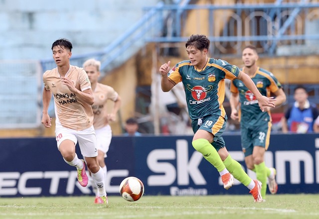 HLV Vũ Tiến Thành tiết lộ kịch bản xấu nhất ‘đá play-off’, HLV Polking toan tính mùa sau- Ảnh 1.