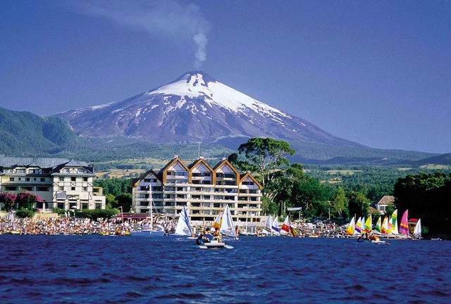 Go to Chile to visit the Valley of the Moon, explore Easter Island, Villarrica volcano - Photo 4.