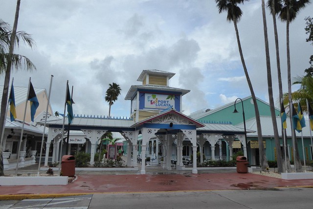 Tới Bahamas ngoài tắm biển hãy đến những trung tâm mua sắm thú vị này- Ảnh 1.