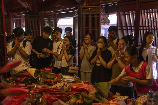 Sĩ tử đội mưa tới Văn Miếu dâng hương cầu may trước ngày thi THPT- Ảnh 2.