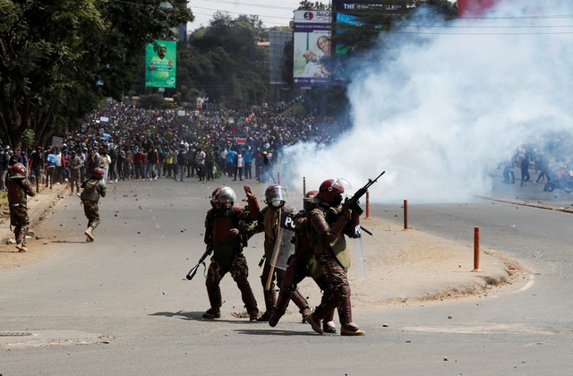 Người biểu tình đốt phá nhà quốc hội, rượt cảnh sát, quân đội Kenya can thiệp- Ảnh 2.