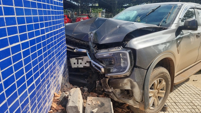 Bình Phước: Bệnh nhân bất ngờ lái ô tô tông vào tòa nhà bệnh viện- Ảnh 1.