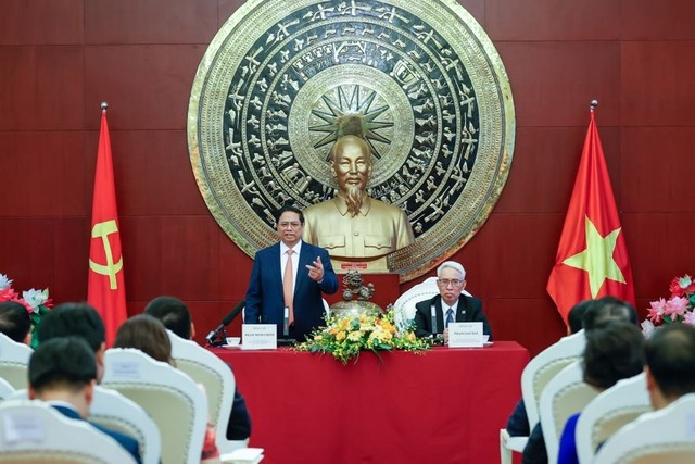 Thủ tướng Phạm Minh Chính gửi gắm gì khi thăm Đại sứ quán Việt Nam tại Trung Quốc?- Ảnh 2.
