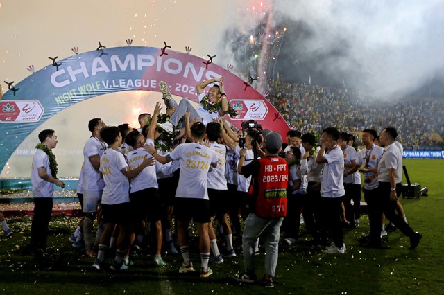 Vô địch V-League với 5 tỉ tiền thưởng, CLB Nam Định bất ngờ nhận thêm món quà quý- Ảnh 3.