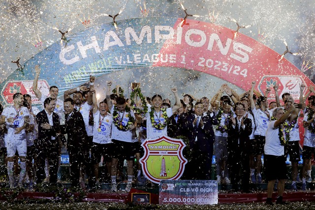 Vô địch V-League với 5 tỉ tiền thưởng, CLB Nam Định bất ngờ nhận thêm món quà quý- Ảnh 2.