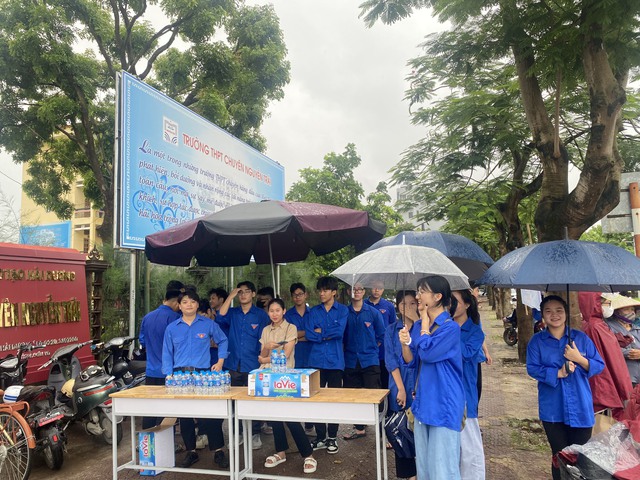 Hải Dương: Hơn 2.100 tình nguyện viên đội mưa hỗ trợ thí sinh- Ảnh 1.