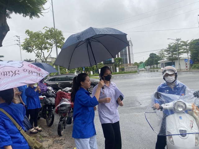 Hải Dương: Hơn 2.100 tình nguyện viên đội mưa hỗ trợ thí sinh- Ảnh 3.