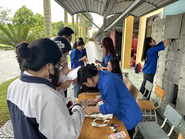 Hải Dương: Hơn 2.100 tình nguyện viên đội mưa hỗ trợ thí sinh- Ảnh 4.