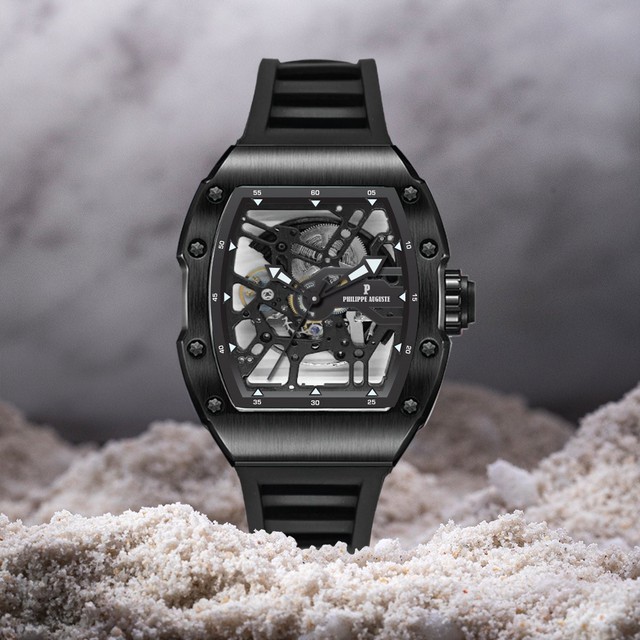 Mang đến sự huyền bí và mạnh mẽ, mẫu đồng hồ vỏ đen của Philippe Auguste là lựa chọn hoàn hảo cho những ai yêu thích phong cách độc đáo và nam tính