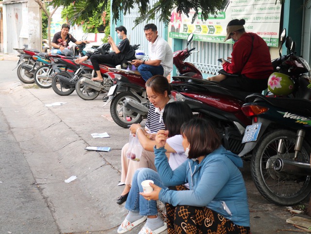 Cảm động trước hình ảnh cha mẹ 'đứng ngồi không yên' ngoài cổng trường đợi con- Ảnh 4.