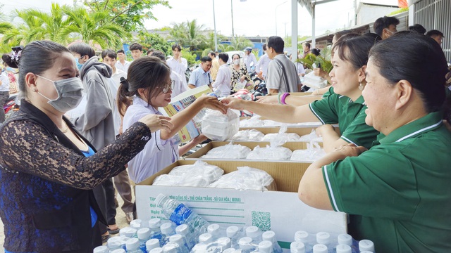 Nhiều giáo viên vùng ven biển tỉnh Bạc Liêu đã góp tiền nấu cơm cho thí sinh- Ảnh 1.