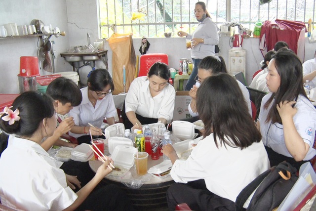 Nhiều giáo viên vùng ven biển tỉnh Bạc Liêu đã góp tiền nấu cơm cho thí sinh- Ảnh 2.