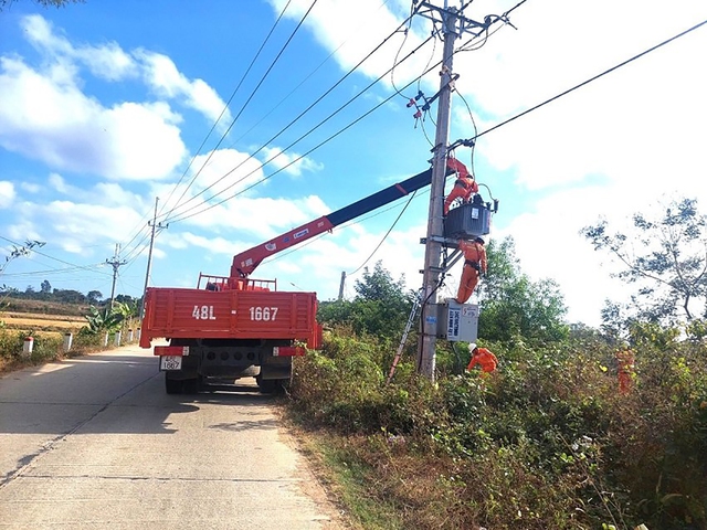 Nhân viên Công ty Điện lực Đắk Nông đang lắp đặt mạng lưới điện tại khu vực vùng xâu, vùng xa - Ảnh: Tâm An