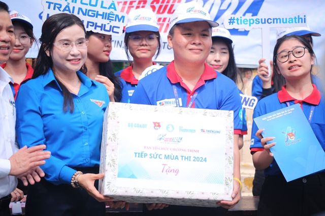 Bí thư T.Ư Đoàn Nguyễn Phạm Duy Trang thăm tình nguyện viên Tiếp sức mùa thi- Ảnh 3.