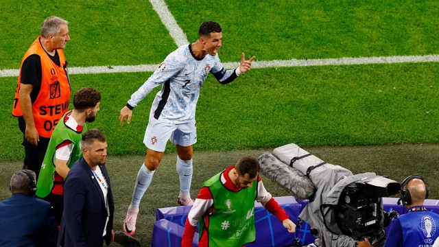 Ronaldo bị CĐV ‘đá hụt’ ngoài đường biên vì mắng trọng tài, bạn gái sợ xanh mặt- Ảnh 1.