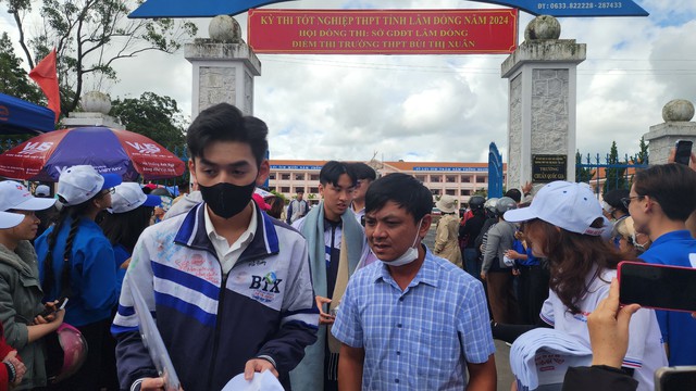 Dư thời gian làm bài môn văn, thí sinh Đà Lạt hy vọng môn toán 'dễ thở'- Ảnh 3.