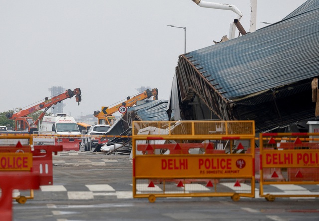 Mái che nhà ga sân bay đổ sập làm một người chết, gián đoạn bay ở Ấn Độ- Ảnh 2.